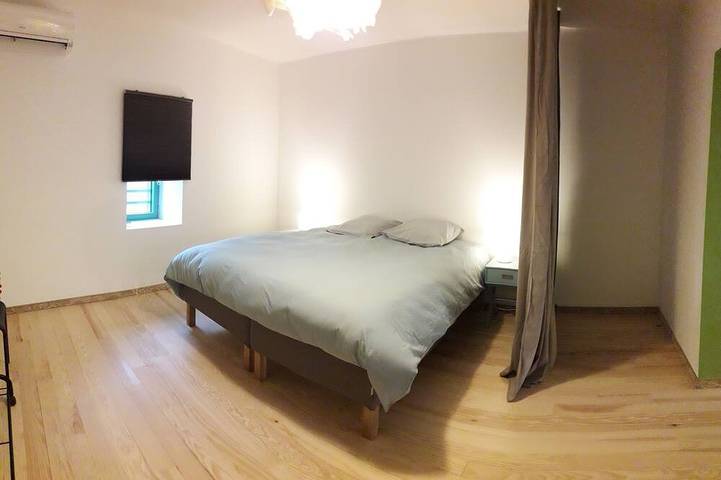 Gîte pour 11 personnes, avec jardin à Aubiat