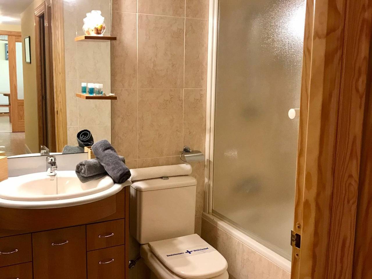 Entire apartment, Family-Friendly Apartment with Pool, Balcony, and Parking in Jaca in Jaca, Spanish Pyrenees
