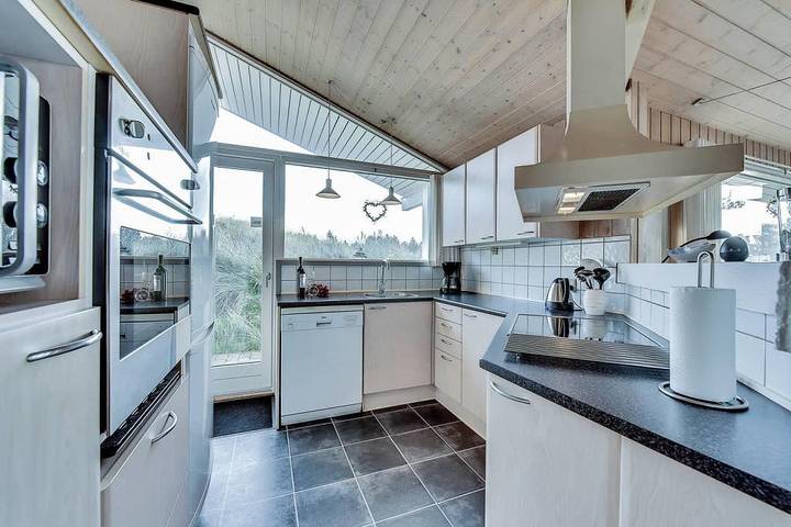 Modernes Ferienhaus mit Außensauna, Außenwhirlpool und Dünenblick in Henne Strand in Henne, Lago Filsø