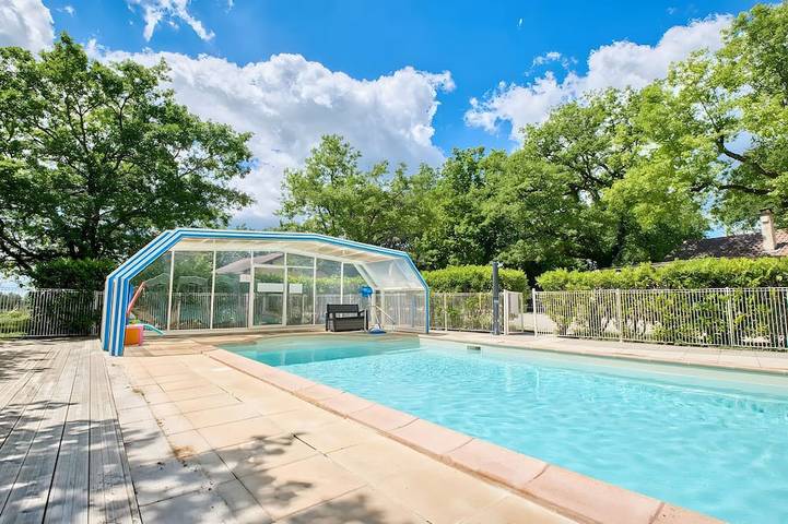Location de vacances pour 4 personnes, avec piscine et jardin, animaux acceptés à Salignac-Eyvigues