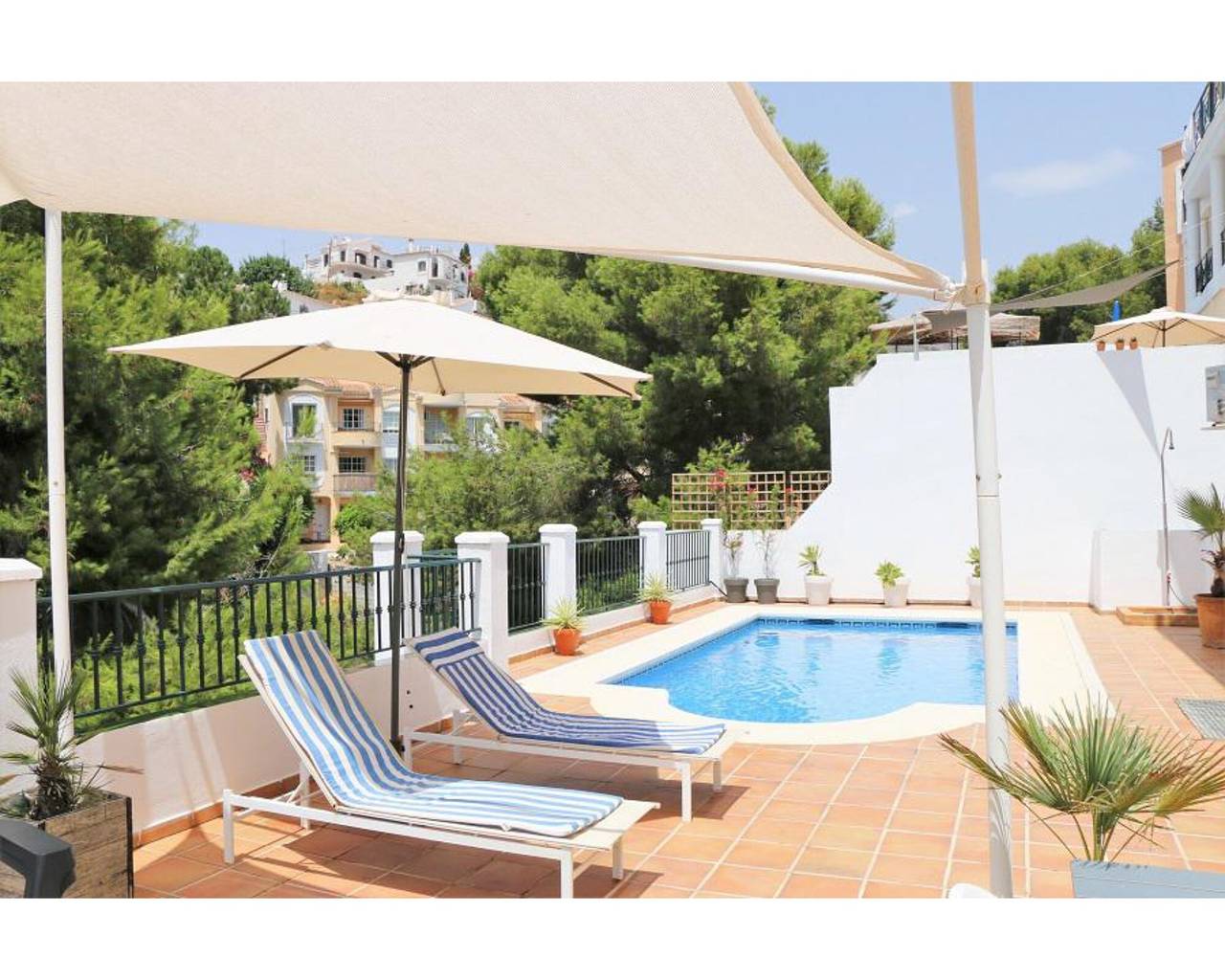 Entire apartment, Holiday Apartment with Private Pool near the Beach with 2 Terraces and Wi-Fi in Playa de Burriana, Nerja