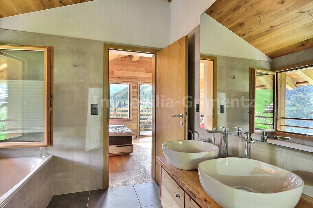 Very comfortable chalet on 3 levels for 8 people, living room with fireplace, kitchen area with dish in Grimentz, Anniviers
