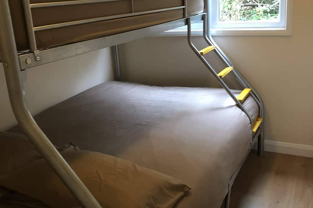 Cosy Woodland Set Three Bedroom Holiday Homes Close To Windsor Castle in Finchampstead, Berkshire