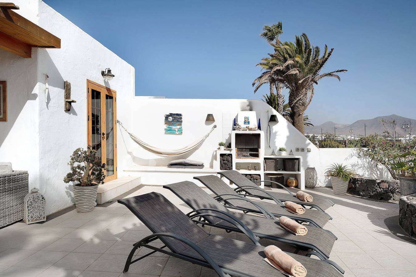 Ganze Wohnung, Front-Line Ferienbungalow "Puerto Chico T" mit Berg- & Meerblick, Gemeinschaftspool und Wlan in Playa Blanca, Yaiza