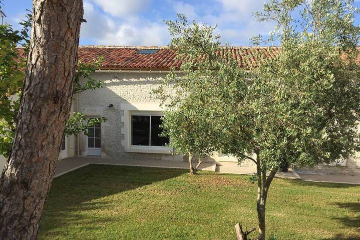 Gîte pour 6 personnes, avec piscine à Juillac-le-Coq