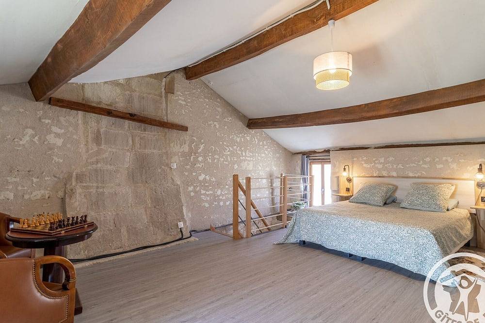 Gîte charmant en tuffeau près de Saumur avec terrasse, poêle à bois et grandes commodités in Vaudelnay, Vallée de la Loire