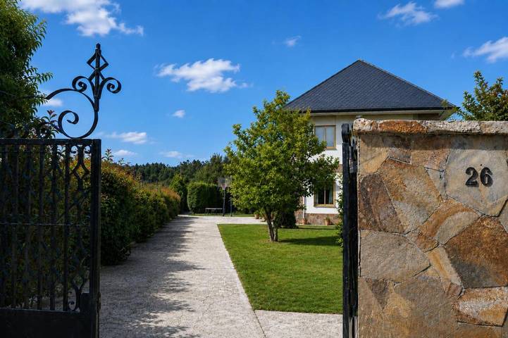 Location de vacances pour 14 personnes, avec Balcon et Terrasse ainsi que Jardin et Piscine à Sada