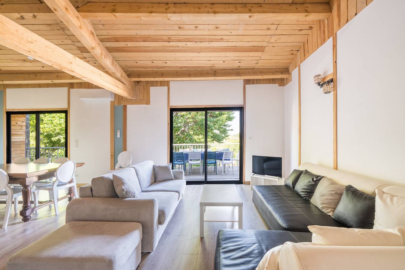 Ferienhaus für 10 Personen mit Terrasse in Grospierres, Ardèche
