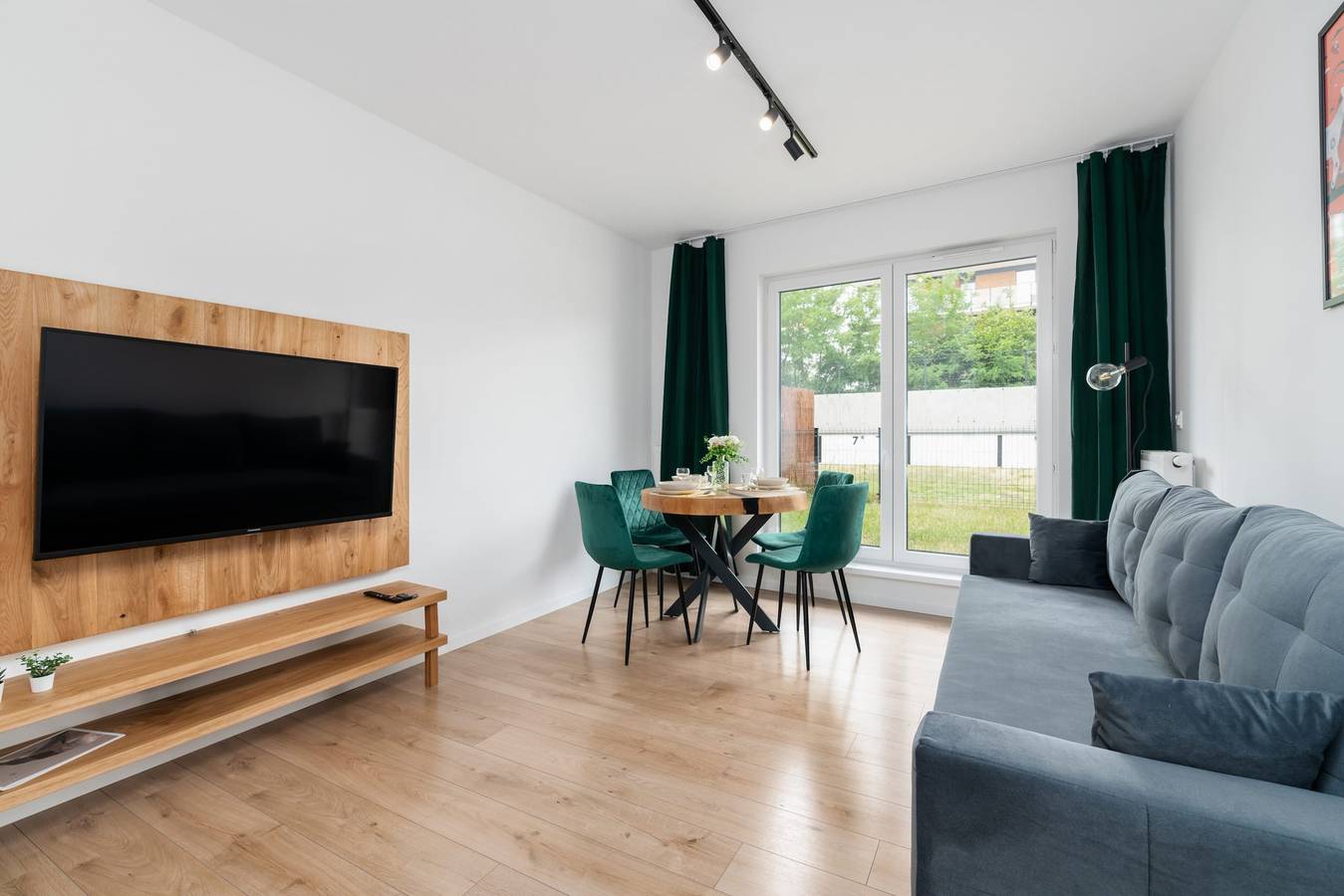 Entire apartment, Cozy Apartment with Garden | Private Parking in Poznan, Greater Poland
