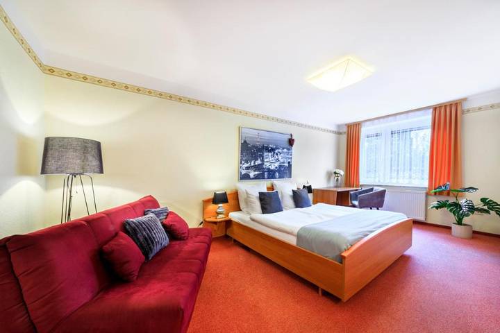 Hotel für 3 Personen, mit Terrasse und Garten in Lengenfeld - 2