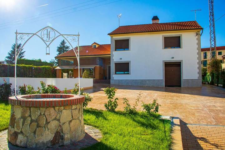 Casa rural para 12 personas, con piscina además de vistas y terraza, Se admiten mascotas en Tierra del Vino