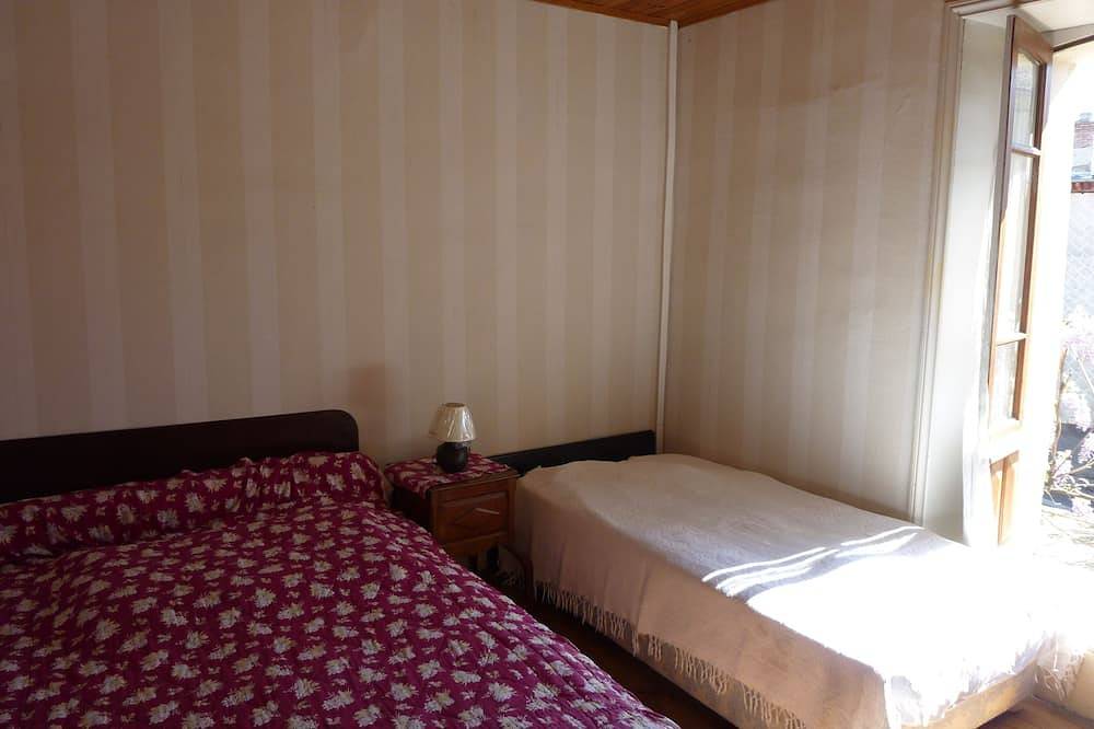 House In A Small Charming Village: Good Price-Quality Ratio in Auzelles, Parc Naturel Régional Livradois-Forez