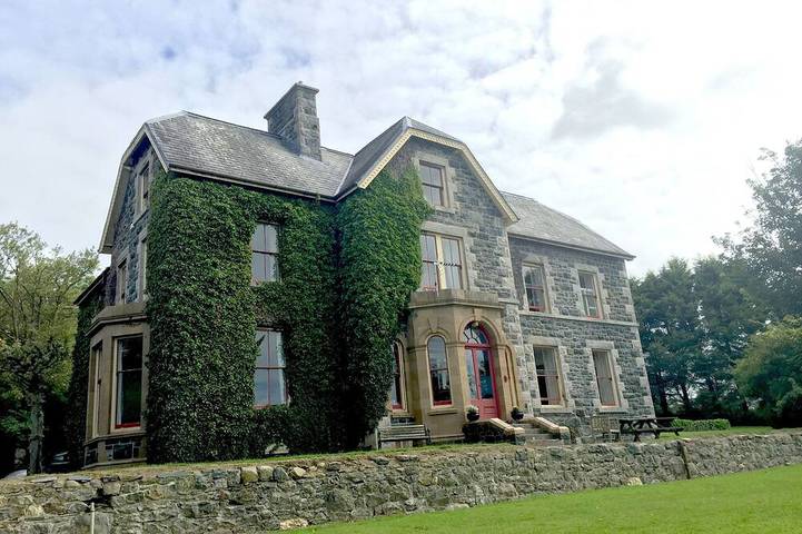 Holiday rental for 15 people, with garden, with pets in Wales