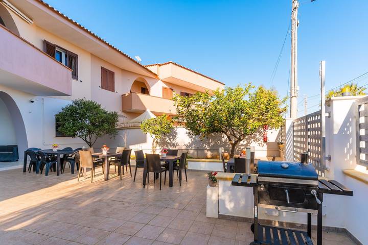 Entire apartment, Luxury 12 - Room 'Sophia' with Shared Terrace, Wi-Fi and Air Conditioning in Tuglie, Gulf of Taranto