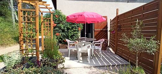 Gîte pour 4 personnes, avec piscine et terrasse dans l' Isère