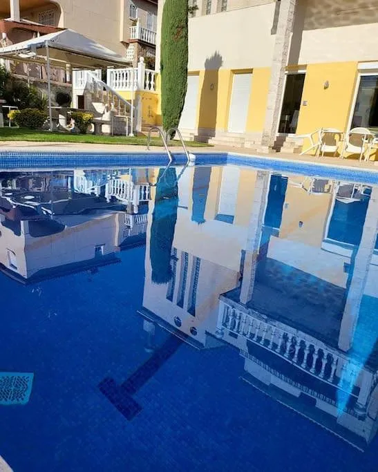 Apartamento de vacaciones para 5 personas, con jardín además de vistas y piscina - 1