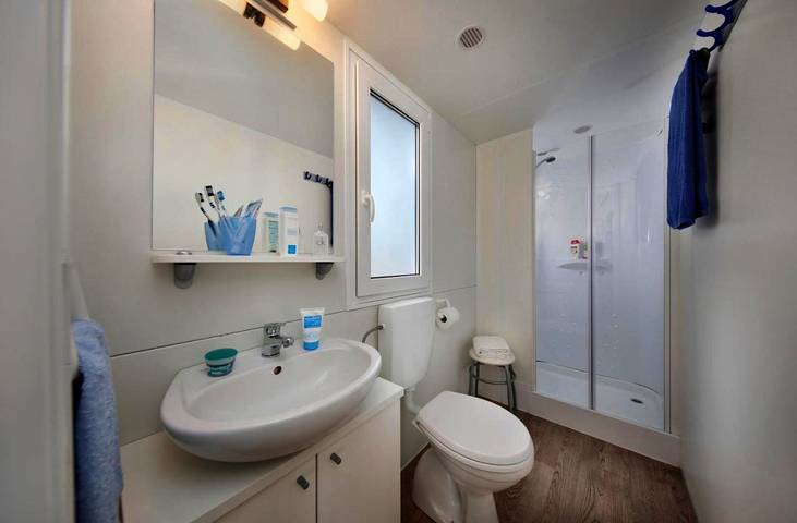 Camping für 4 Personen, mit Pool und Whirlpool sowie Terrasse in Cisano - 2