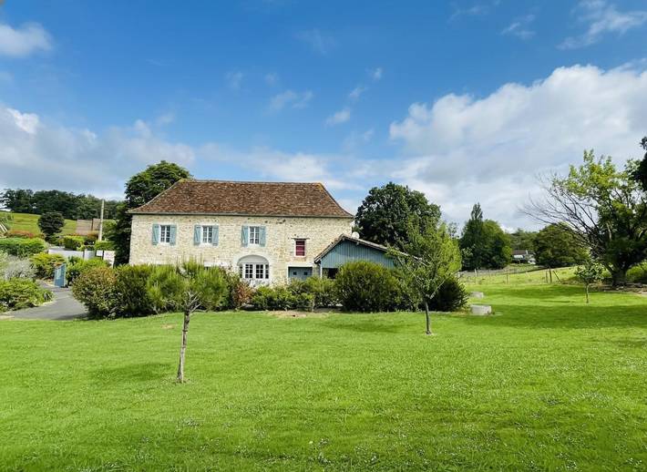 Gîte pour 6 personnes, avec terrasse et jacuzzi ainsi que jardin et sauna, animaux acceptés à Salies-de-Béarn
