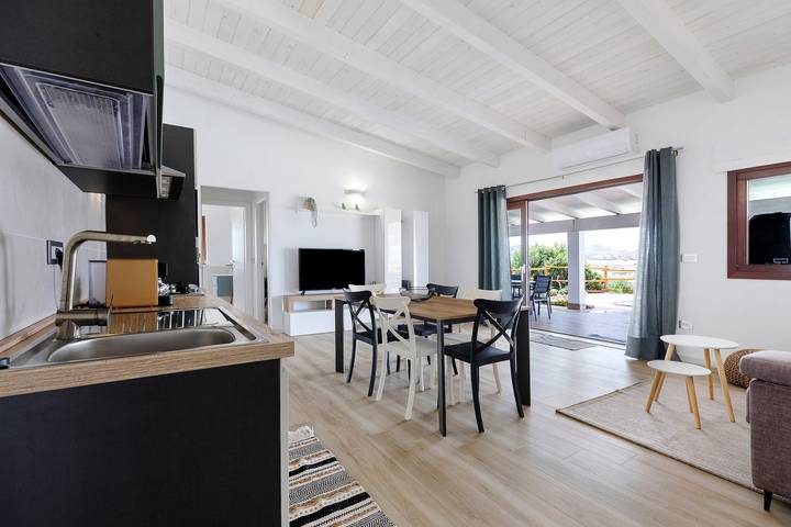 Cottage 'Lorena' con piscina privata a sfioro, vista panoramica, Wi-Fi e aria condizionata in Nulvi, Provincia di Sassari