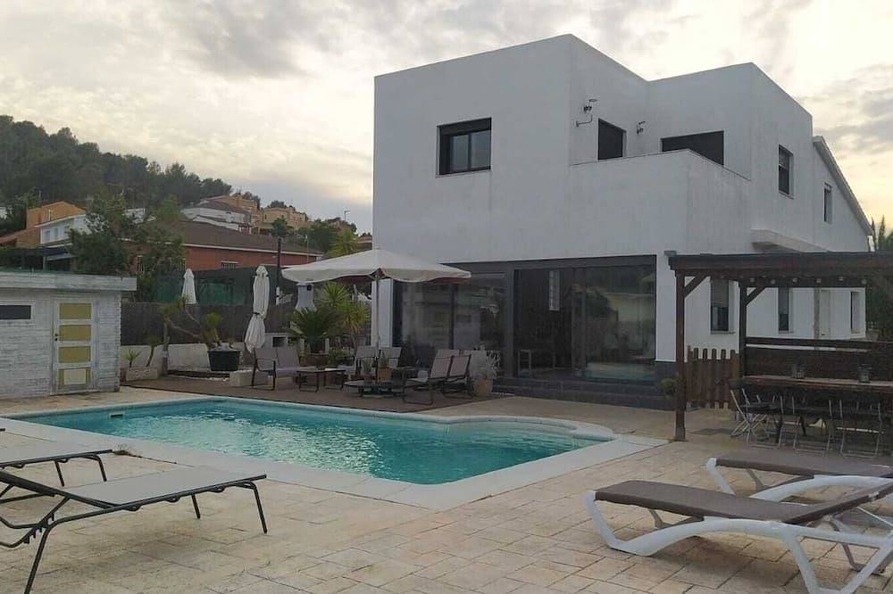 Villa Franz Casa Completa, cerca de Sitges, con piscina y casa de invitados in Canyelles (Barcelona), Garraf