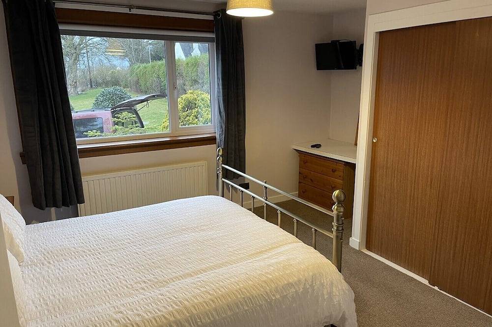 Beautiful cottage in peaceful location w/hot tub.  10mins from centre of Dundee. in Dundee, Angus