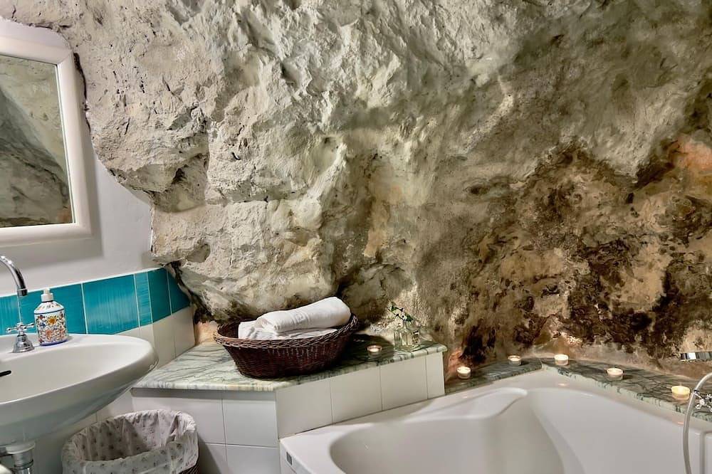 Honeymoon Amalfi •Private Sea View Terrace -Pet Friendly - Stone Bathroom in Spiaggia Duoglio, Amalfi