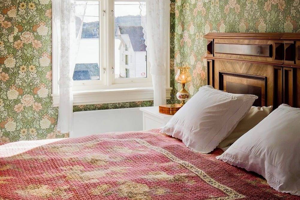 Beautiful historic Norwegian house in picturesque fishing village. in Sund