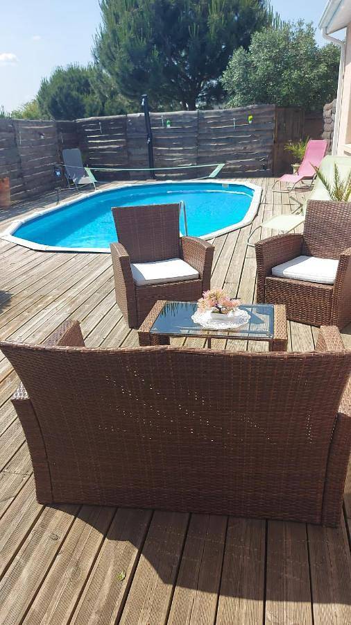 Gîte pour 6 personnes, avec terrasse et piscine à Lavardac