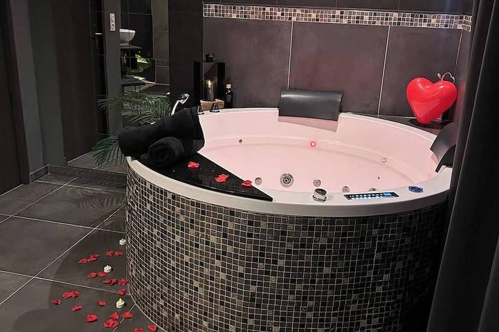 Ganze Wohnung, Romantic room for a romantic getaway in the Gard region of France in Sernhac, Nimes und Umgebung