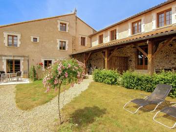 Gîte pour 6 personnes, avec terrasse ainsi que piscine et jardin, animaux acceptés à Roussines