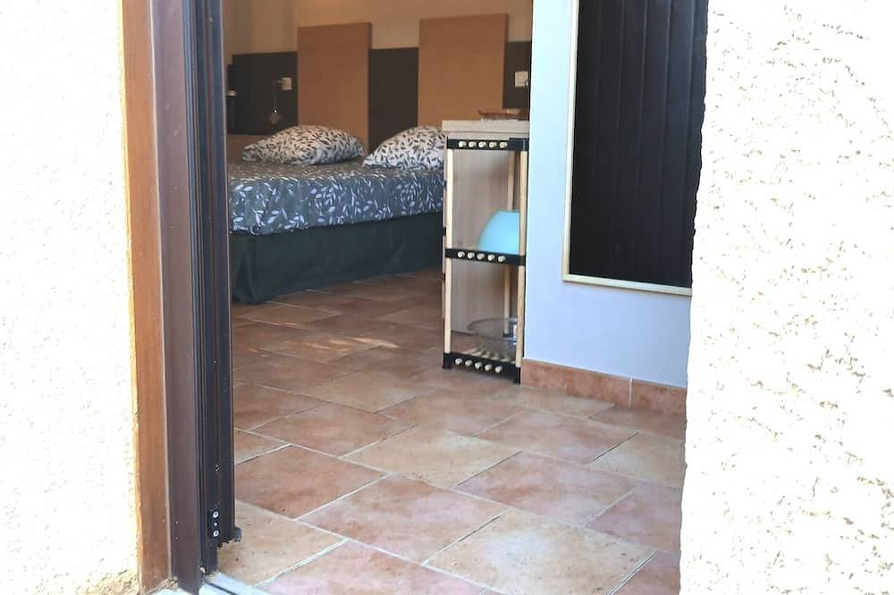 Entire apartment, Air-conditioned 20m2 studio with swimming pool and free parking, equipped for Pmr. in Sisco, Cap Corse