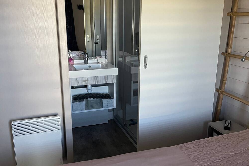 Wooden chalet 3 beds in secure estate with heated pool in Pomérols, Côte d'Améthyste