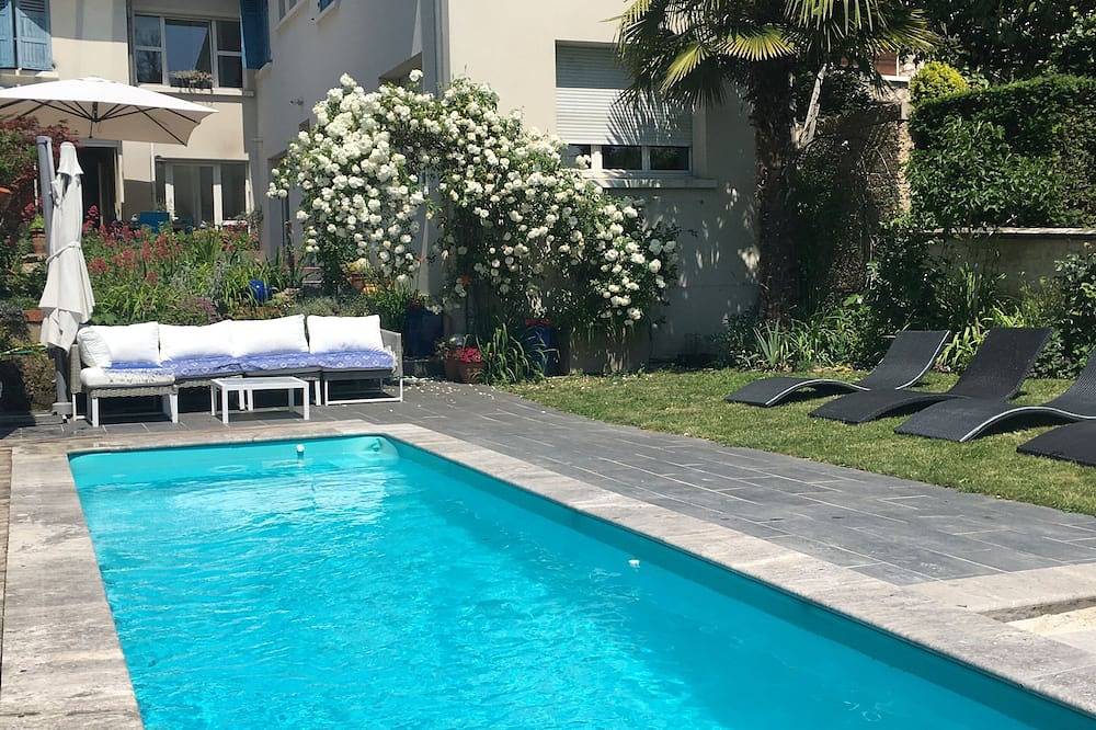 Bright, modern townhouse 20 minutes from central Paris, surrounded by greenery in Maisons-Laffitte, Yvelines