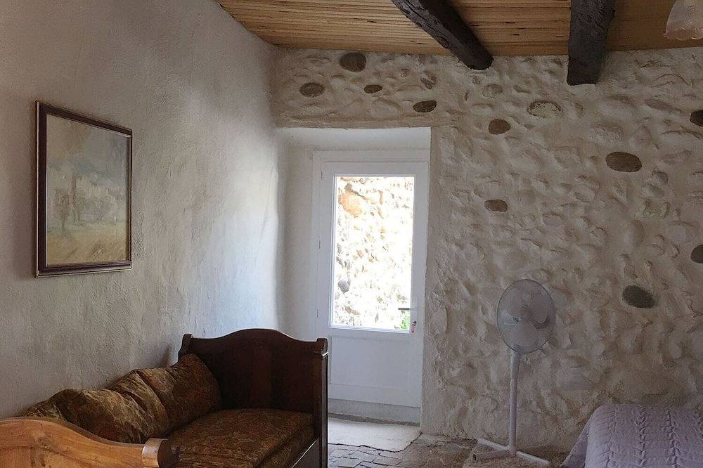 Séjournez dans une maison du Xvie siècle à trois étages dans la campagne provençale. in Mison, Région de Forcalquier