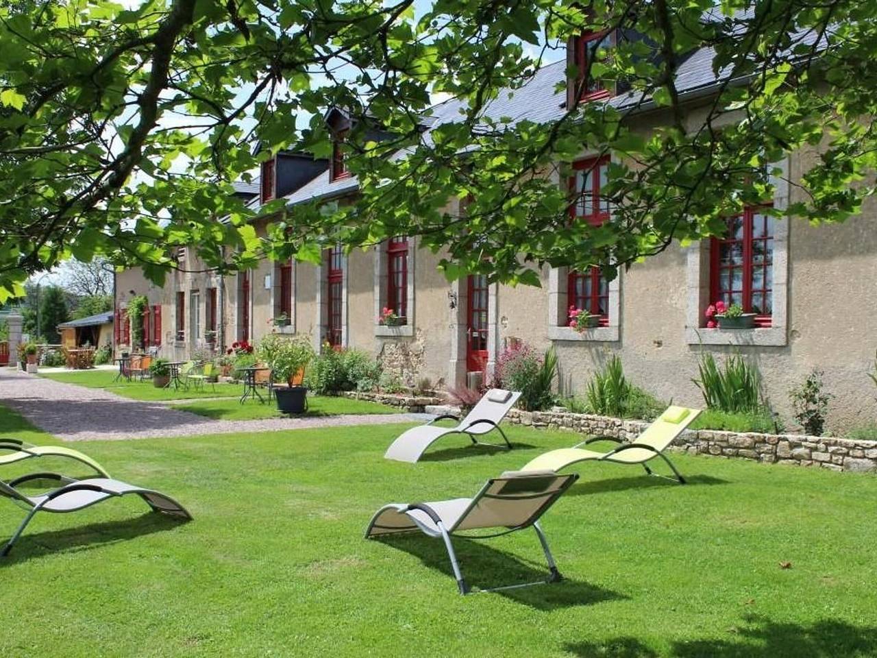 Alte Schule mit Garten und Spielen nahe Morvan-Seen in Ouroux-en-Morvan, Naturpark Morvan