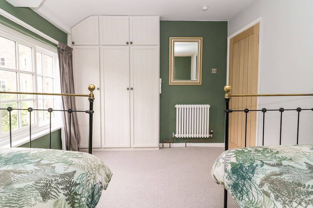 Kemps Yard Retreat, pet friendly, character holiday cottage in Thirsk in Thirsk, North Yorkshire