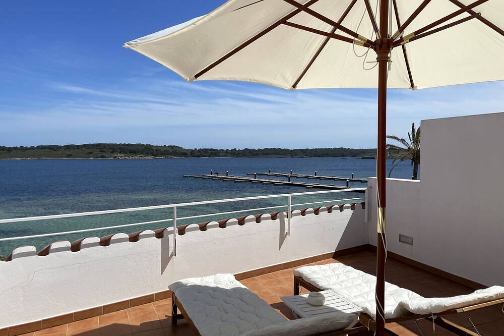 Entire apartment, Beautiful apartment in very front of the sea in Fornells, Es Mercadal
