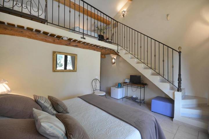 Location de vacances pour 2 personnes, avec piscine ainsi que jardin et vue à Cucuron - 4