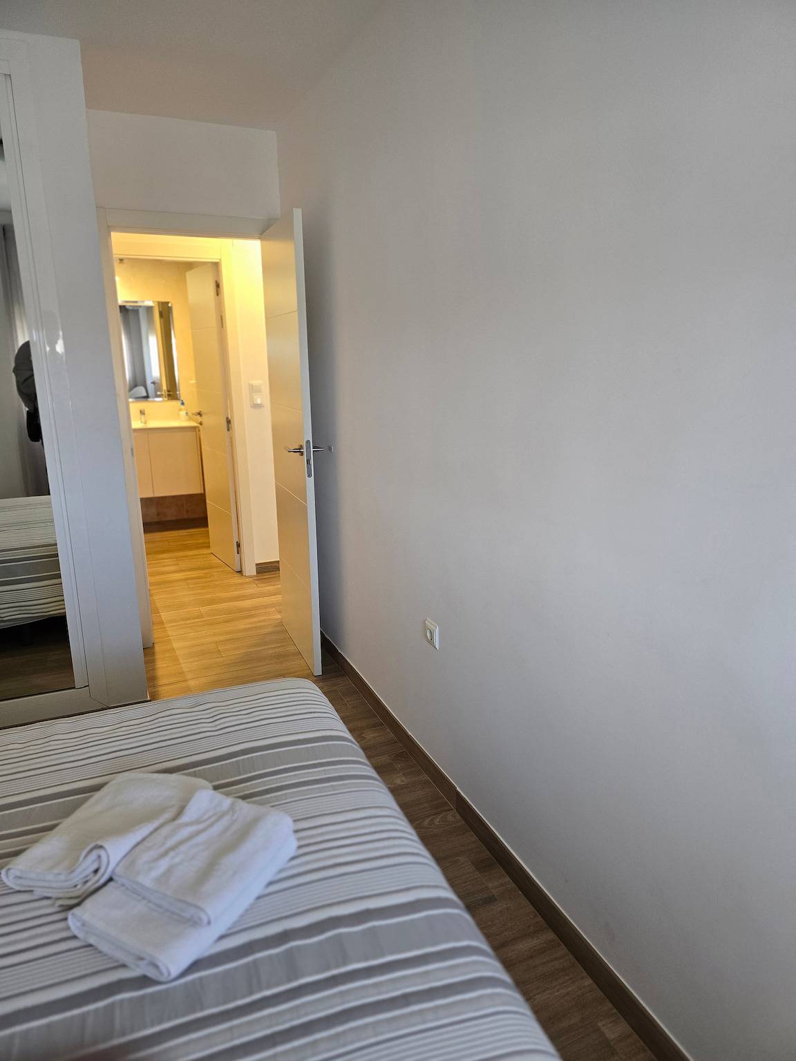 Entire holiday apartment, Sunny Seaside Apartment in Oliva in Oliva Old Town, Oliva