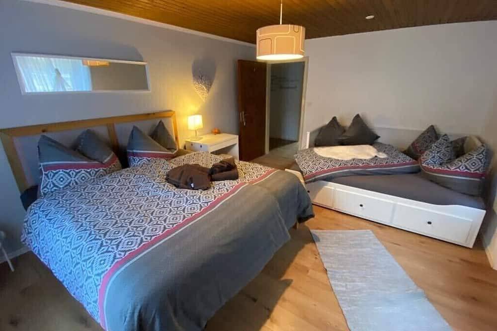 Apartamento entero, Flat (2nd floor), near Andermatt, for max 9 Pers, 4 sleepingsrooms and 2 bath in Gurtnellen, Cantón de Uri