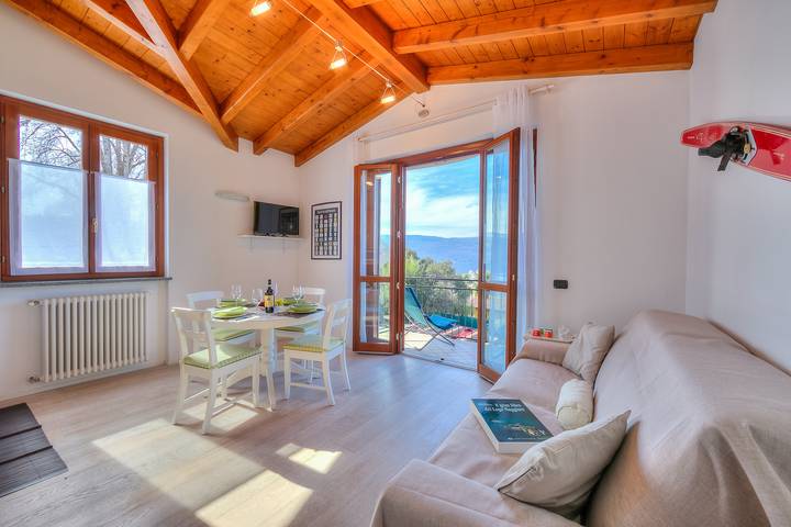 Gîte pour 4 personnes, avec vue sur le lac et balcon, adapté aux familles à Laveno-Mombello - 2