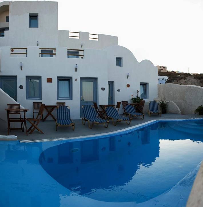 Maison d’hôte pour 2 personnes, avec Balcon et Terrasse ainsi que Piscine et Vue à Thera