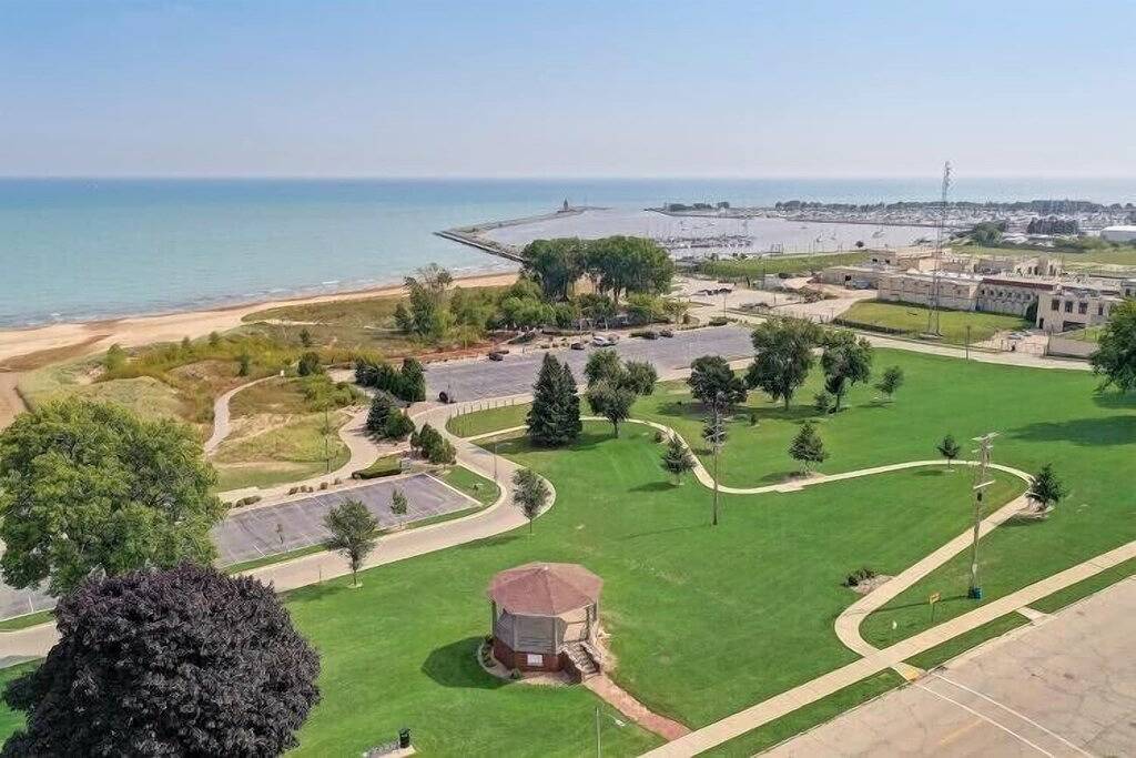 Vacation House for 15 Guests in Racine, Racine County