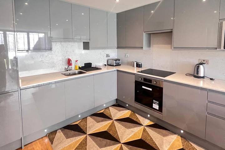 Entire holiday apartment, London Luxury Self-Catering Apt with Sleep 6 in London, South East England