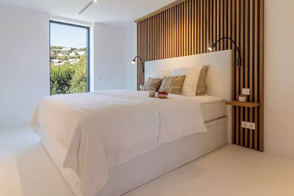 Seaview Villa in A Location with Sauna+ Gym close to the beach  in Costa d'en Blanes, Calvià