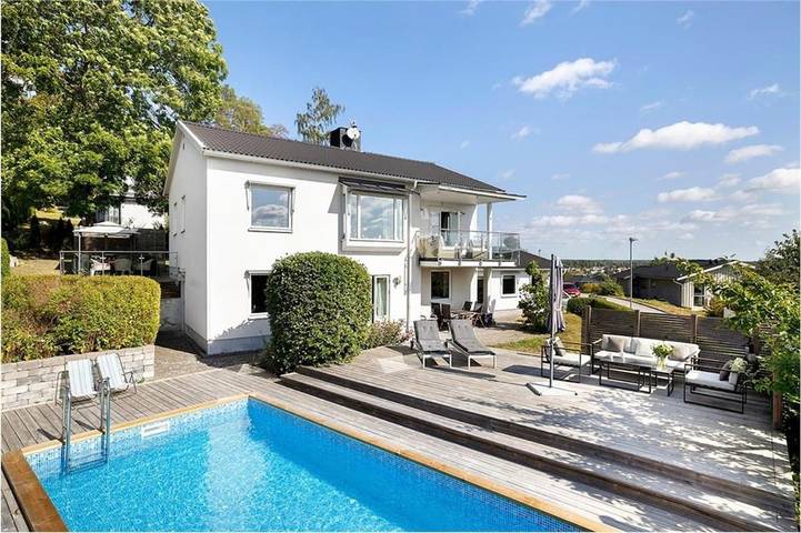 Villa för 5 Personer, med Balkong samt Terass och Trädgård och Pool i Sigtuna