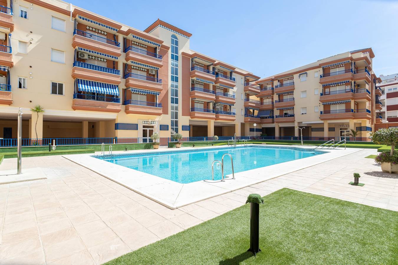 Entire apartment, Holiday Apartment ‘Apartamento Paraíso Sol’ directly by the Beach with Wi-Fi, Balcony, Shared Garden & Pool in Torrox Costa, Torrox
