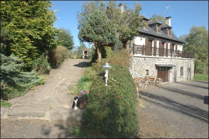 Chambre d’hôte pour 4 personnes, avec Terrasse ainsi que Jardin et Vue à Saint-Paul-de-Salers