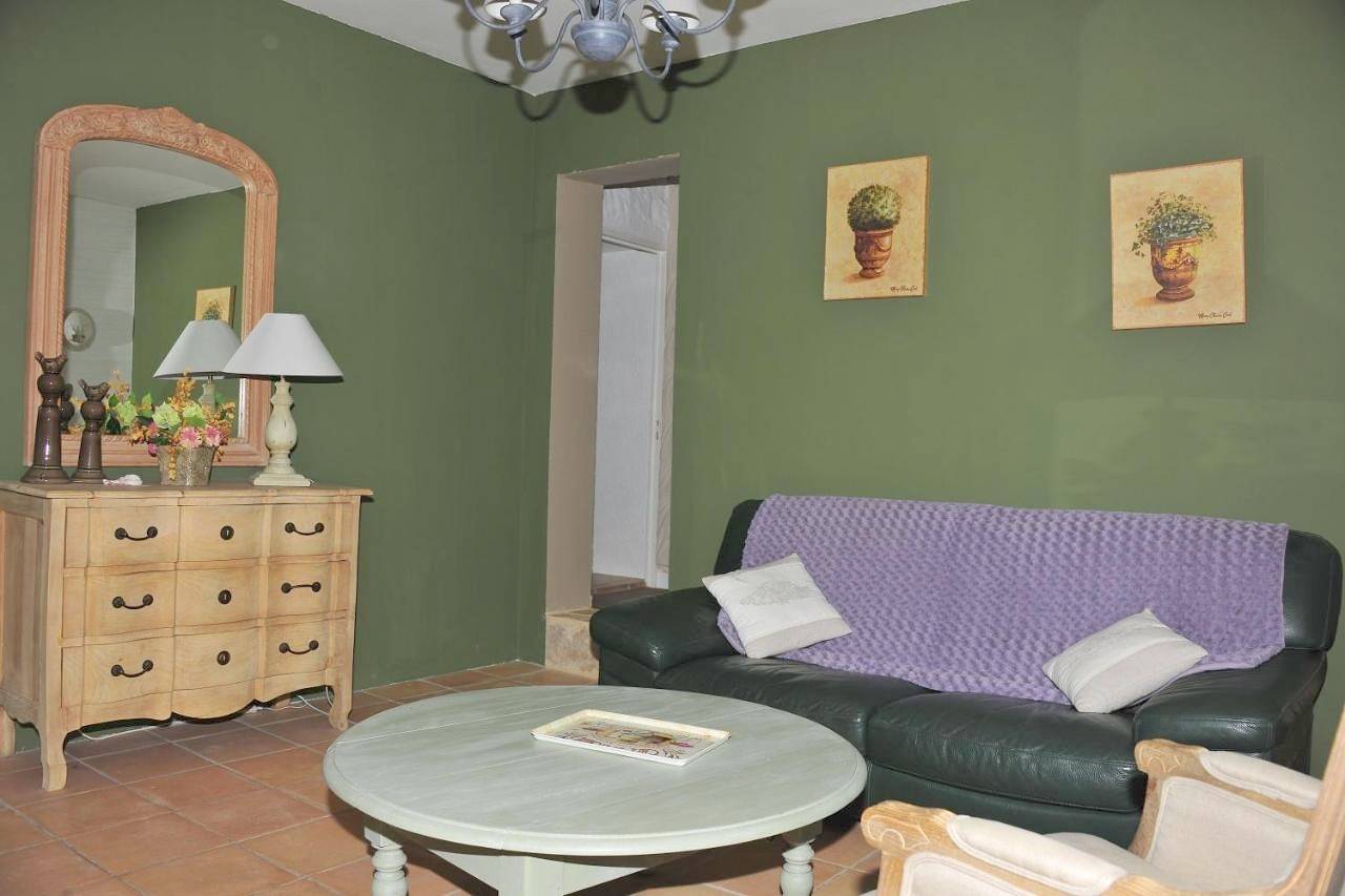 Family Room with Terrace in Baron, Région de Nîmes