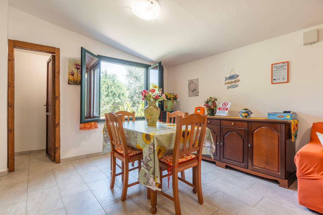 Casa Vacanze 'Chia, 5 Camere per 12 Persone' con Vista Montagna, Wi-Fi e Aria Condizionata in Chia, Domus De Maria